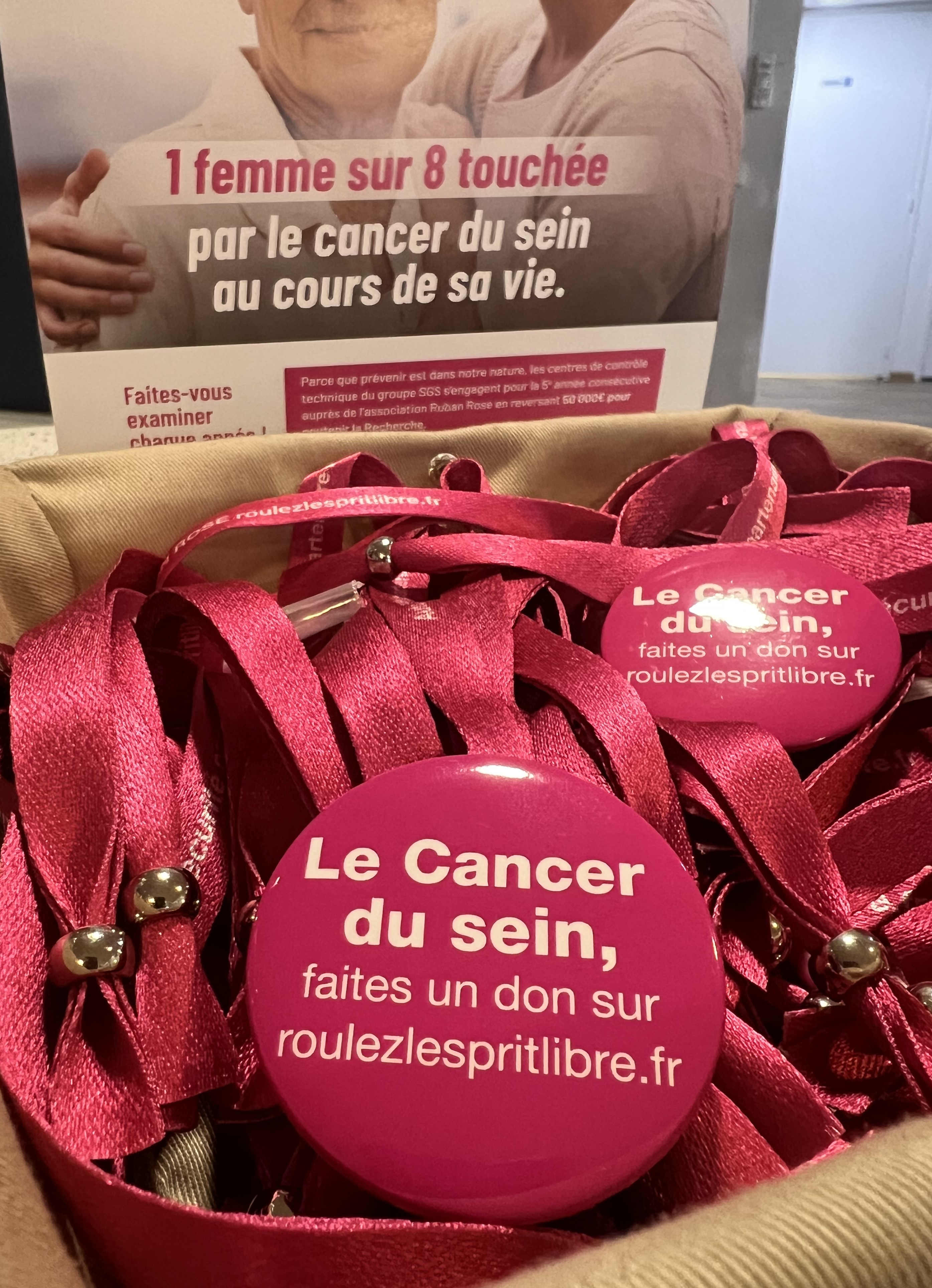 Bracelets et Pin's au centre d'Anglet